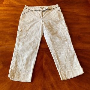 White House Black Market White with Black Piping Capri Pants 6 Pockets Details